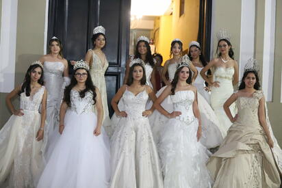 Nuevas generaciones lucen con orgullo vestidos de ex reinas Sabinas