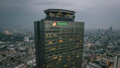 Pemex firma 11 contratos mixtos para subir producción