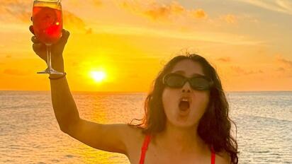 Salma Hayek celebra 59 años con bikini rojo en Instagram