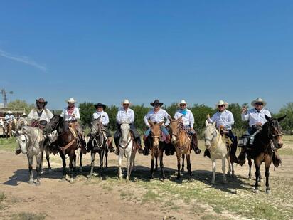 Luis Salazar de Cancún participa en la emblemática cabalgata “Nos Une” 