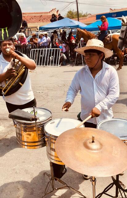 Grupos musicales ofrecieron canciones en vivo a cambio de propinas