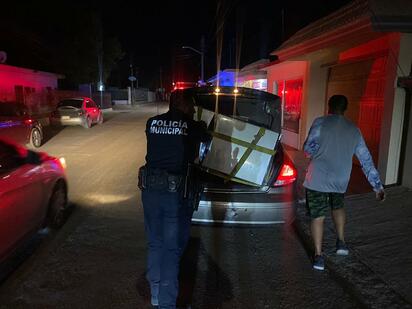 Policías de Nava auxilian a ciudadano con vehículo descompuesto en el centro