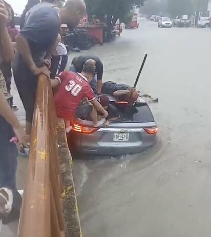 Lluvias dejan vehículos dañados y múltiples incidencias en la colonia González