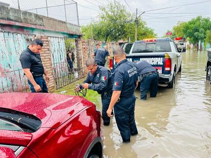 Apoyos ciudadanos: Elementos brindaron asistencia a vehículos varados y cerraron vialidades por acumulación de agua