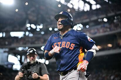 Cuadrangular de Burger da a Rangers victoria 4-2 sobre Astros