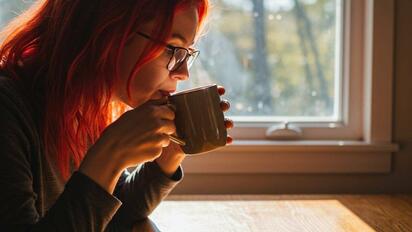 La mejor hora para tomar café y cuidar el corazón, según expertos