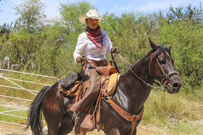 Sandra Valenciana resalta la importancia de cuidados preventivos para caballos durante cabalgatas