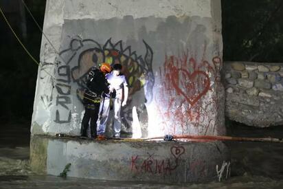 Rescatan a cinco personas atrapadas en auto en Monterrey