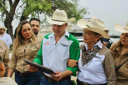 Reconocen a Hortensia Reyna por 35 años anfitriona en Cabalgata