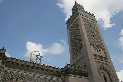Hallan nueve cabezas de cerdo frente a mezquitas en París