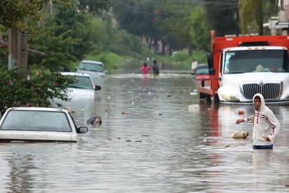 Tormenta desborda Arroyo Seco en Jalisco; viviendas y autos afectados