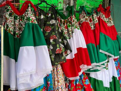 Comercios locales ofrecen trajes típicos desde 120 hasta 350 pesos