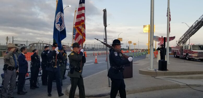 Honran en Eagle Pass a las víctimas de los atentados terroristas del 9/11: Autoridades realizan una ceremonia en el puente dos participando autoridades de los tres ordenes 