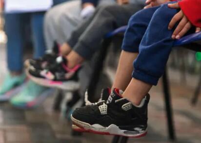 Jueza bloquea temporal deportación de niños migrantes en Arizona