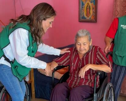 Doña Francisca recibe silla de ruedas mediante programa Mejora Coahuila