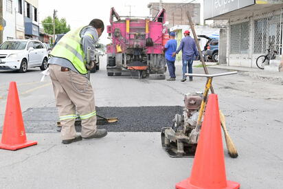 Obras Públicas bachea calles de Monclova para mejorar seguridad vial
