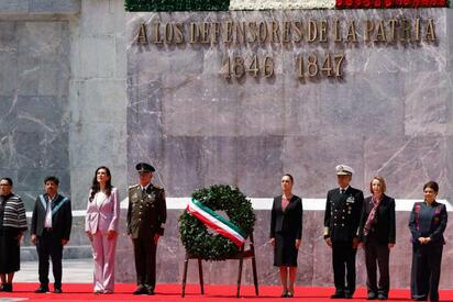 Nuevo presidente de la SCJN asiste a ceremonia en Chapultepec