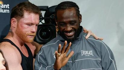 Terence Crawford le devuelve a Canelo Álvarez sus cinturones de campeón mundial tras la histórica victoria