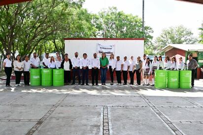 Simas dona botes de basura a plantel bajo programa social