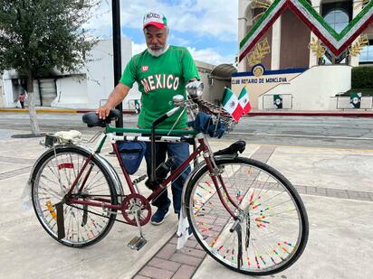 Colorida bicicleta decora la plaza de Monclova en el marco de las fiestas patrias