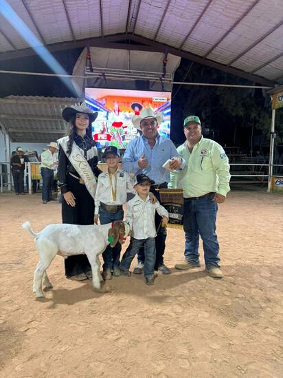 Pequeño ganadero campeón en concurso borrego gordo de Sabinas