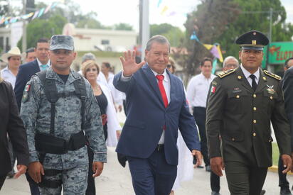 Óscar Ríos lidera desfile del 215 aniversario de Independencia México