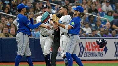 Blue Jays vencen a los Rays 6-5 con polémica jugada y se acercan al título de la División Este