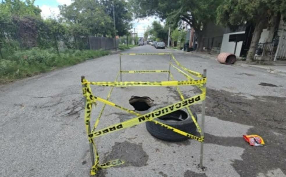 Socavón en la colonia Cumbres continúa agravándose : Vecinos expresaron su preocupación por que es cada día se ve más perjudicada la calle que es muy transitada.