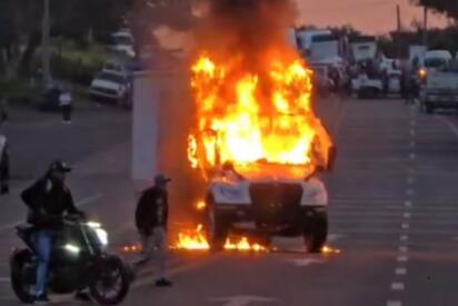 Queman camión y bloquean carretera en Michoacán por desaparición de tres jóvenes