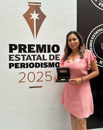 Criselda Farías recibe presea estatal por 35 años de periodismo comprometido