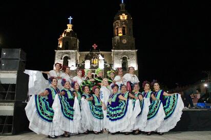  Artistas de Hidalgo y Quintana Roo llenan de folclor y tradición la Plaza Hidalgo de Múzquiz