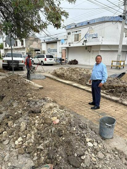  Alcalde Óscar Ríos supervisa obras de pavimentación en el centro de San Juan de Sabinas