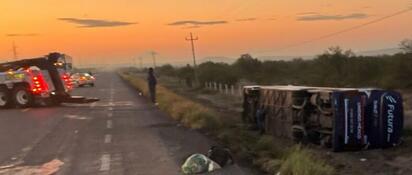Amanece camión de pasajeros recostado en la carretera federal 53