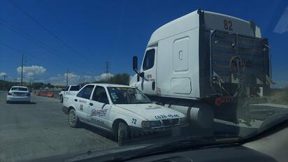 Tráiler impacta taxi en Colinas de Santiago