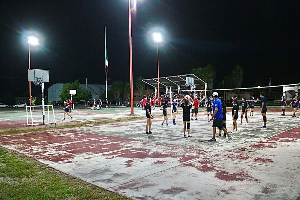Macroplaza de Múzquiz se ilumina y se convierte en espacio deportivo dinámico