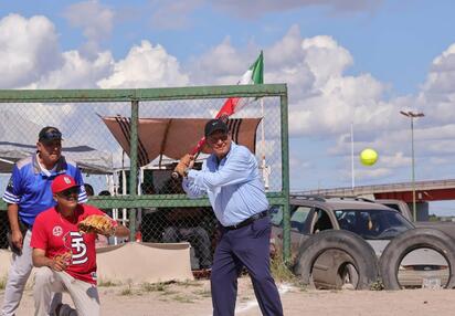 Alcalde de San Juan de Sabinas inició la temporada de la Liga Municipal de Sóftbol en dedicada a Homero Saucedo