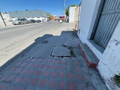 Banquetas en mal estado ponen en riesgo a peatones en la calle Cuauhtémoc