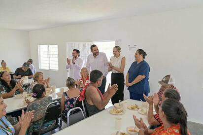 Carlos Villarreal supervisa rehabilitación de comedores para adultos mayores en Monclova