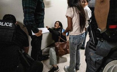 Video: Agente del ICE empuja a mujer frente a sus hijos en NY