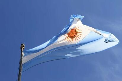 Pobreza en Argentina baja a 31.6% en primer semestre 2025