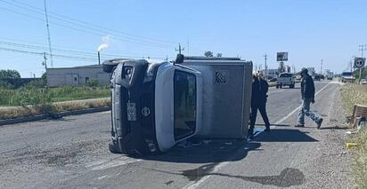 Volcadura en la 57 genera movilización en Nava