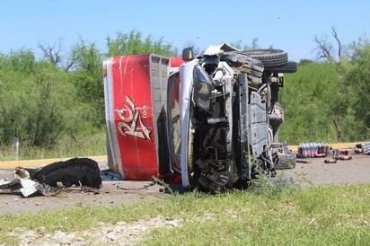 Camioneta se vuelca en bulevar Centenario; conductor bajo investigación