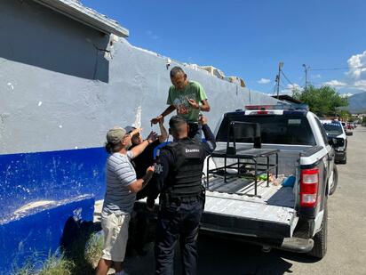 Policía Municipal auxilia a hombre con esquizofrenia en Miravalle