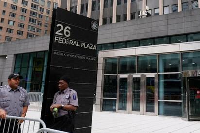 DHS sanciona a agente por empujar a madre tras arresto