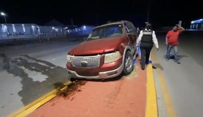 Abandonan camioneta tras choque en libramiento Pérez Treviño