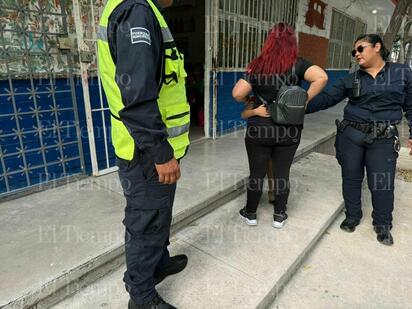 Rescatan a niño atrapado en barda de primaria en Monclova