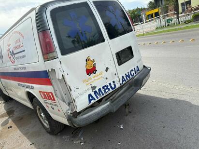 Conductor alcoholizado choca contra barda y ambulancia en Monclova