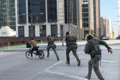 Hombre desafía a ICE y huye en bicicleta en pleno Chicago
