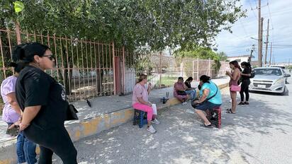 Madres mantienen plantón en primaria Margarita exigiendo destitución del director