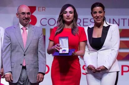 Alhira Reséndiz recibe galardón internacional por liderazgo y empoderamiento femenino